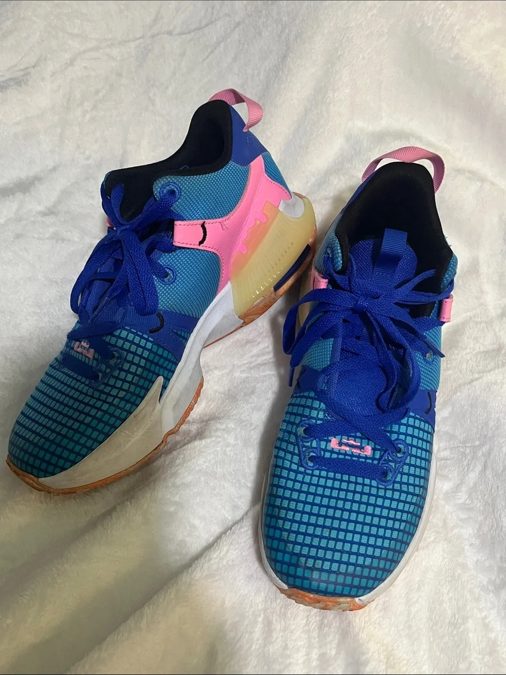 Nike Lebron Witness VII big kids basketball shoes